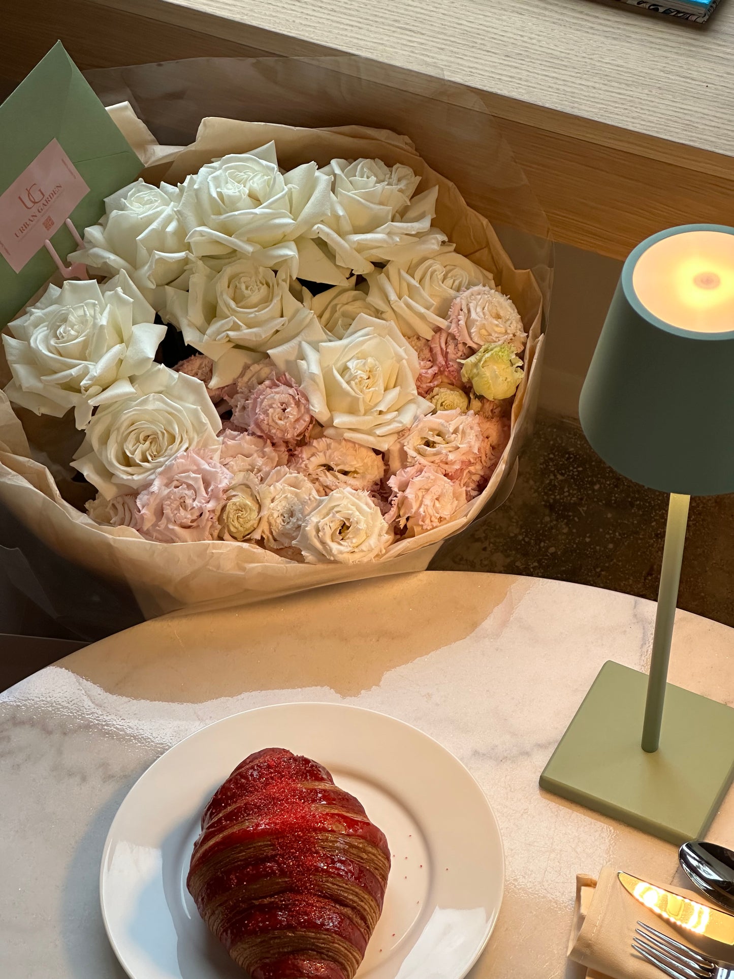 roses & lisianthus
